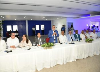 Gobierno estrecha lazos con comunicadores en Santiago