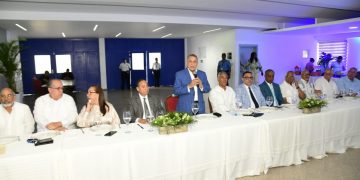 Gobierno estrecha lazos con comunicadores en Santiago