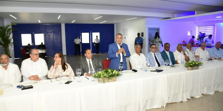 Gobierno estrecha lazos con comunicadores en Santiago