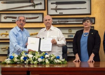Hipólito Mejía recibe informe del CES sobre crisis haitiana