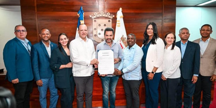 Santiago honra a Manny Pérez con título de Hijo Adoptivo