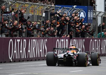 Verstappen arrasa en Bakú y Sainz devuelve a Williams al podio tras cuatro años
