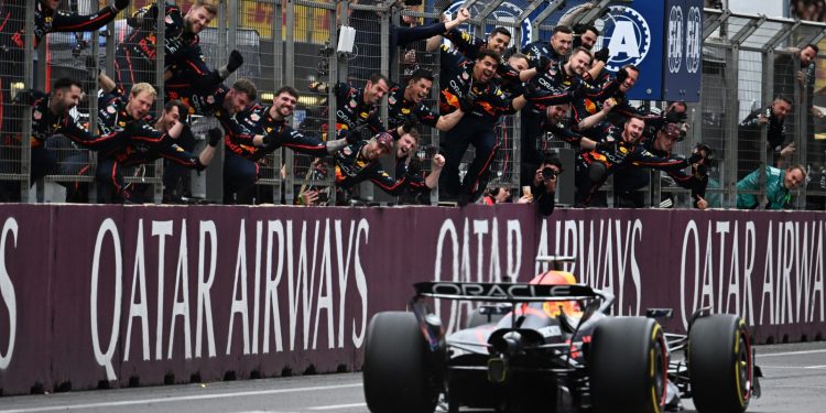 Verstappen arrasa en Bakú y Sainz devuelve a Williams al podio tras cuatro años