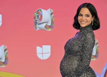 Natti Natasha anuncia que espera una niña durante Premios Juventud