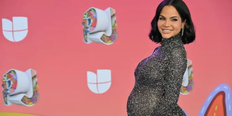 Natti Natasha anuncia que espera una niña durante Premios Juventud
