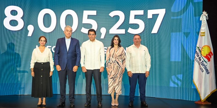 Turismo dominicano alcanza nuevo récord con más de 8 millones de visitantes hasta agosto