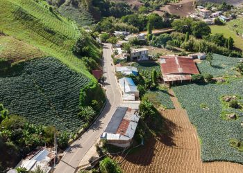 Abinader inaugura carretera al Salto de Aguas Blancas y potencia el turismo ecológico en Constanza
