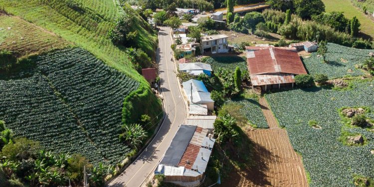 Abinader inaugura carretera al Salto de Aguas Blancas y potencia el turismo ecológico en Constanza