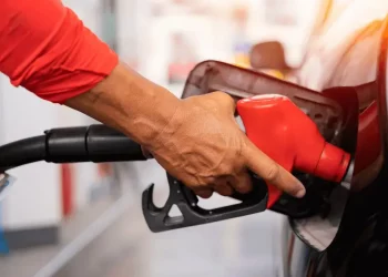Gobierno prolonga subsidio a combustibles básicos para amortiguar impacto económico