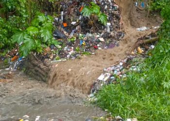 Fuertes lluvias provocan inundaciones en varios sectores de Santiago