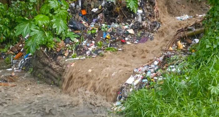 Fuertes lluvias provocan inundaciones en varios sectores de Santiago