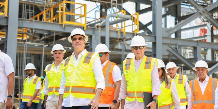 Abinader inspecciona planta Energía 2000 en Montecristi que reforzará generación eléctrica nacional