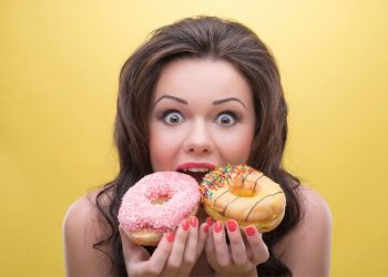 ¿Por qué buscamos comer dulce cuando estamos tristes o estresados? Expertos explican el fenómeno del “hambre emocional”
