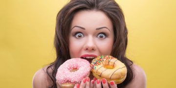 ¿Por qué buscamos comer dulce cuando estamos tristes o estresados? Expertos explican el fenómeno del “hambre emocional”