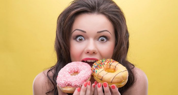 ¿Por qué buscamos comer dulce cuando estamos tristes o estresados? Expertos explican el fenómeno del “hambre emocional”