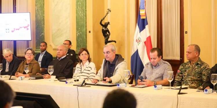 Presidente Abinader extiende alerta roja y dispone suspensión total de la docencia y labores en 12 provincias por la tormenta Melissa