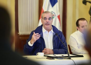 Presidente Abinader mantiene suspensión de labores y docencia este jueves en provincias bajo alerta roja por la tormenta Melissa