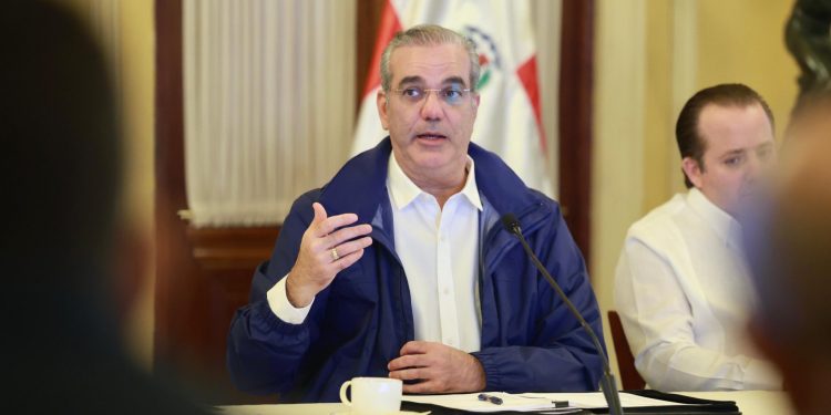 Presidente Abinader mantiene suspensión de labores y docencia este jueves en provincias bajo alerta roja por la tormenta Melissa