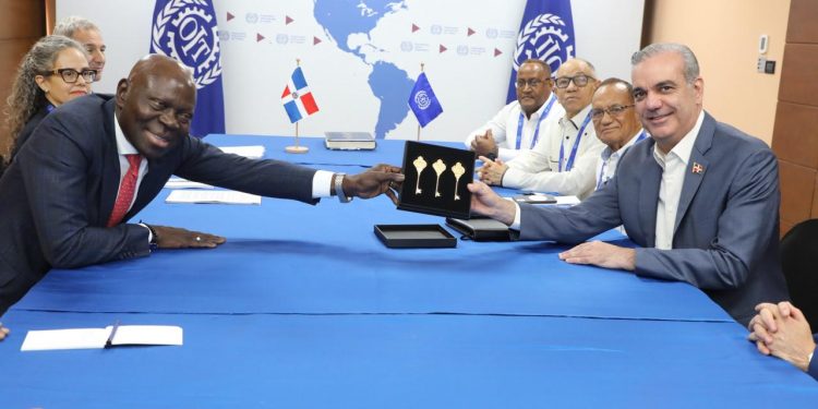 Abinader pide fortalecer el trabajo digno como motor de desarrollo en las Américas