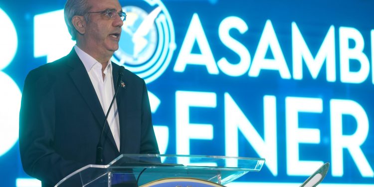 Presidente Abinader reafirma compromiso con la libertad de prensa en la Asamblea General de la SIP