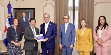 Abinader recibe propuesta de la CEPAL para fortalecer la protección social en RD
