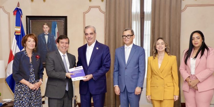Abinader recibe propuesta de la CEPAL para fortalecer la protección social en RD