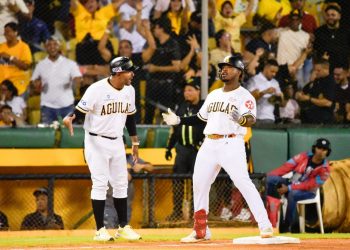 Alberto Rodríguez impulsa victoria de las Águilas Cibaeñas en el inicio del torneo invernal