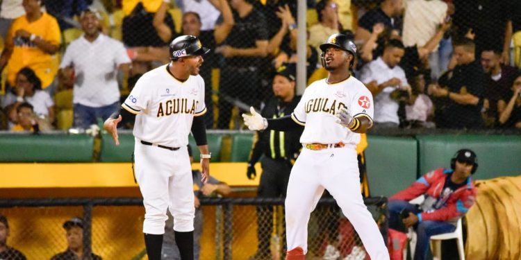 Alberto Rodríguez impulsa victoria de las Águilas Cibaeñas en el inicio del torneo invernal