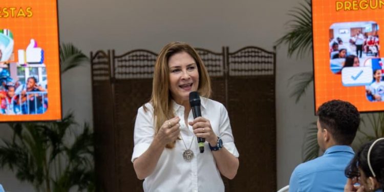 Carolina Mejía motiva a estudiantes de Arroyo Hondo a ser guardianes del medio ambiente