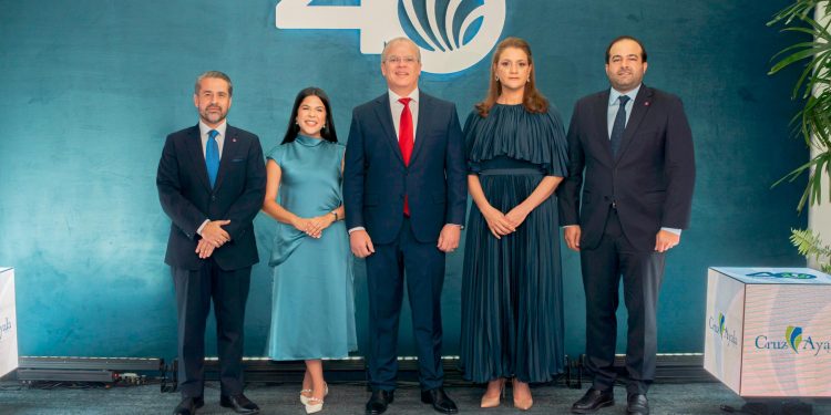 Cruz-Ayala conmemora 40 años de liderazgo en el sector salud