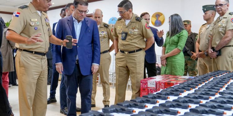 DGA fortalece al Ministerio de Defensa con donación de generador y pertrechos militares