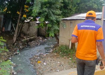 Defensa Civil refuerza acciones preventivas y mantiene albergues activos ante el paso de la tormenta Melissa