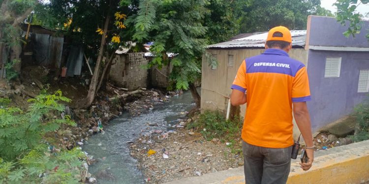 Defensa Civil refuerza acciones preventivas y mantiene albergues activos ante el paso de la tormenta Melissa