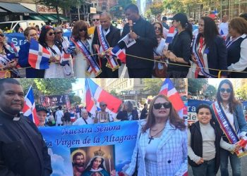 Cientos asisten al «Desfile Religioso Mariano» en Manhattan dedicado al Papa León XlV