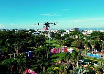 Dron de CrecerLab realiza su primera operación real con éxito durante evento en el Jardín Botánico