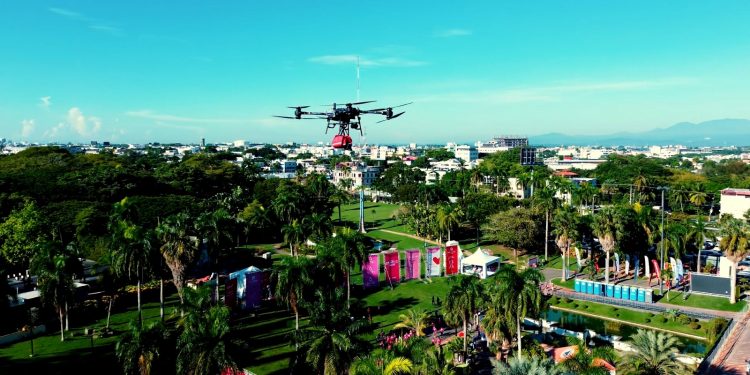 Dron de CrecerLab realiza su primera operación real con éxito durante evento en el Jardín Botánico