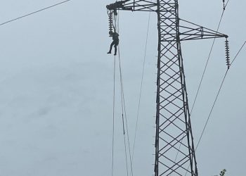 Brigadas de ETED trabajan bajo intensas lluvias para restablecer servicio eléctrico en la línea Dajao–Monte Plata