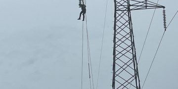 Brigadas de ETED trabajan bajo intensas lluvias para restablecer servicio eléctrico en la línea Dajao–Monte Plata