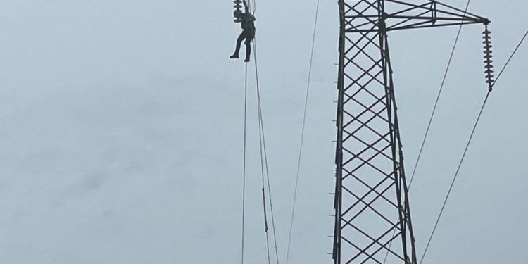 Brigadas de ETED trabajan bajo intensas lluvias para restablecer servicio eléctrico en la línea Dajao–Monte Plata