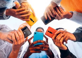 Bill Gates advierte sobre el impacto de los celulares en la mente de los jóvenes