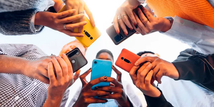 Bill Gates advierte sobre el impacto de los celulares en la mente de los jóvenes