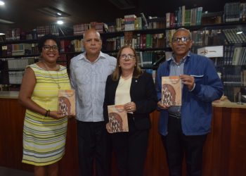Enegildo Peña cautiva con la presentación de su poemario “Voces de mi voz” en el Ateneo Amantes de la Luz