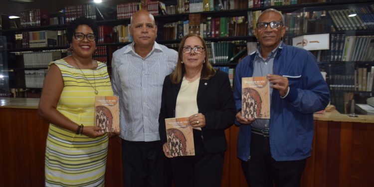 Enegildo Peña cautiva con la presentación de su poemario “Voces de mi voz” en el Ateneo Amantes de la Luz