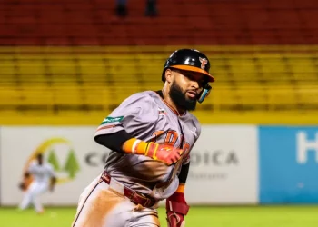 Toros del Este aplastan a las Águilas Cibaeñas con una ofensiva de 17 imparables en el Estadio Cibao
