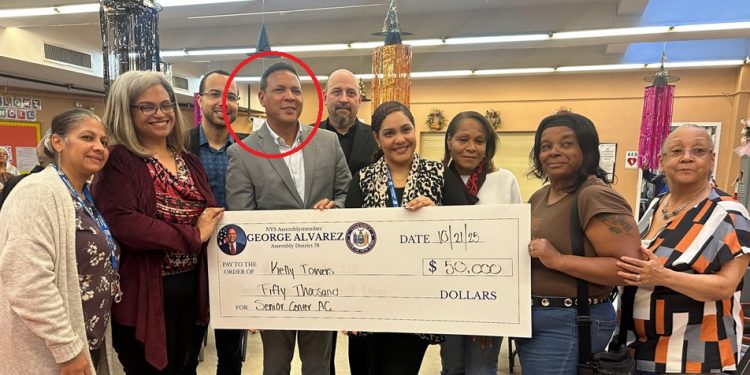 Asambleísta George Álvarez entrega $3 millones dólares para viviendas en El Bronx