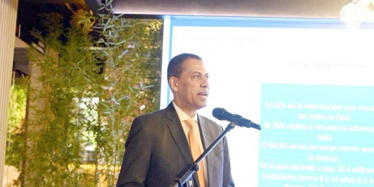 Guido Gómez Mazara advierte sobre manipulación digital y destaca obras del Gobierno en Santiago