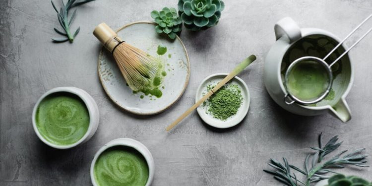 El furor por el té matcha conquista el mundo mientras Japón enfrenta escasez de su preciado polvo verde