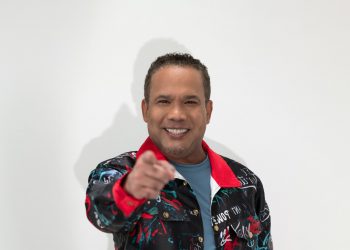 “Se Puede” de Héctor Acosta se consolida como un himno de esperanza y superación