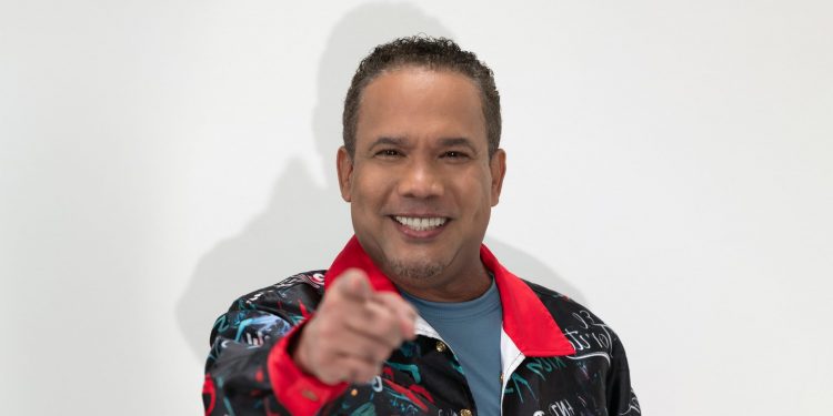 “Se Puede” de Héctor Acosta se consolida como un himno de esperanza y superación