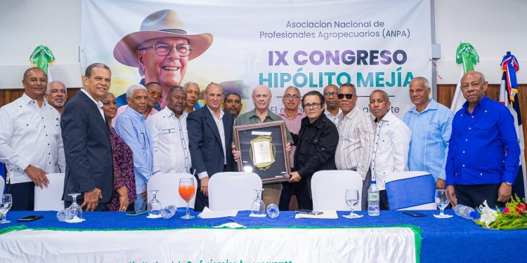 Hipólito Mejía defiende dignificación del profesional agropecuario
